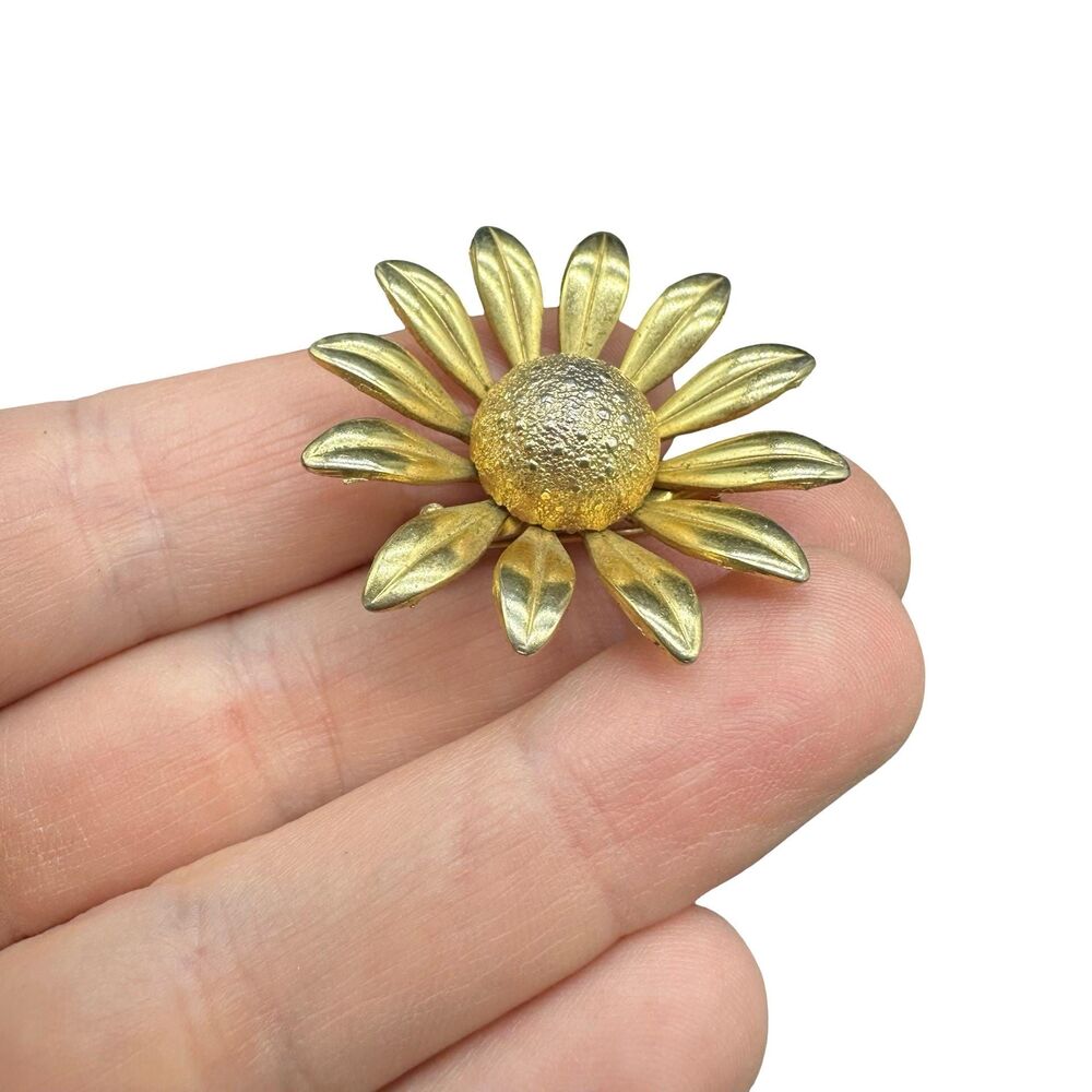 Vintage Jewelry Gold Tone Daisy Brooch Flower Pin
